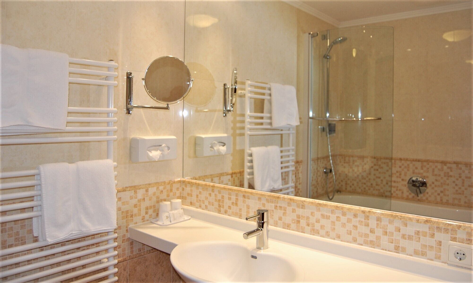 family room, 1 bedroom, non smoking | bathroom | hair dryer, towels