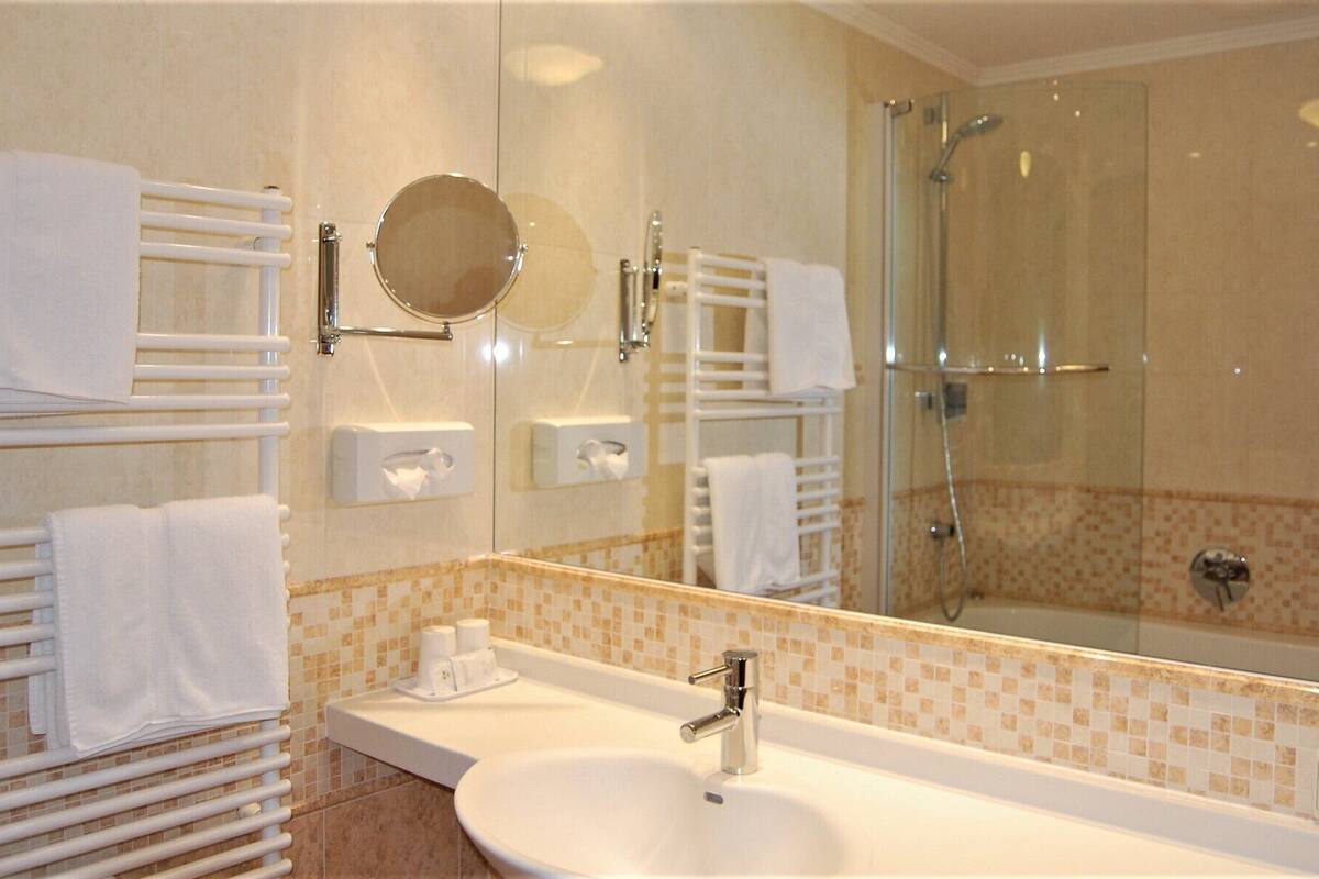 family room, 1 bedroom, non smoking | bathroom | hair dryer, towels