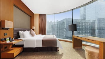 Suite Business | Caja fuerte, escritorio, cortinas opacas y tabla de planchar con plancha