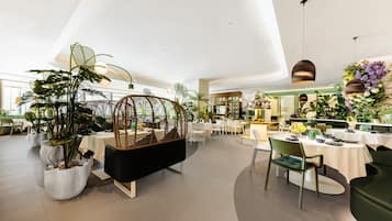 Serveert ontbijt, lunch, diner, Chinese gerechten