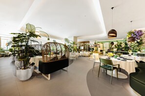 Breakfast, lunch, dinner served; Chinese cuisine 