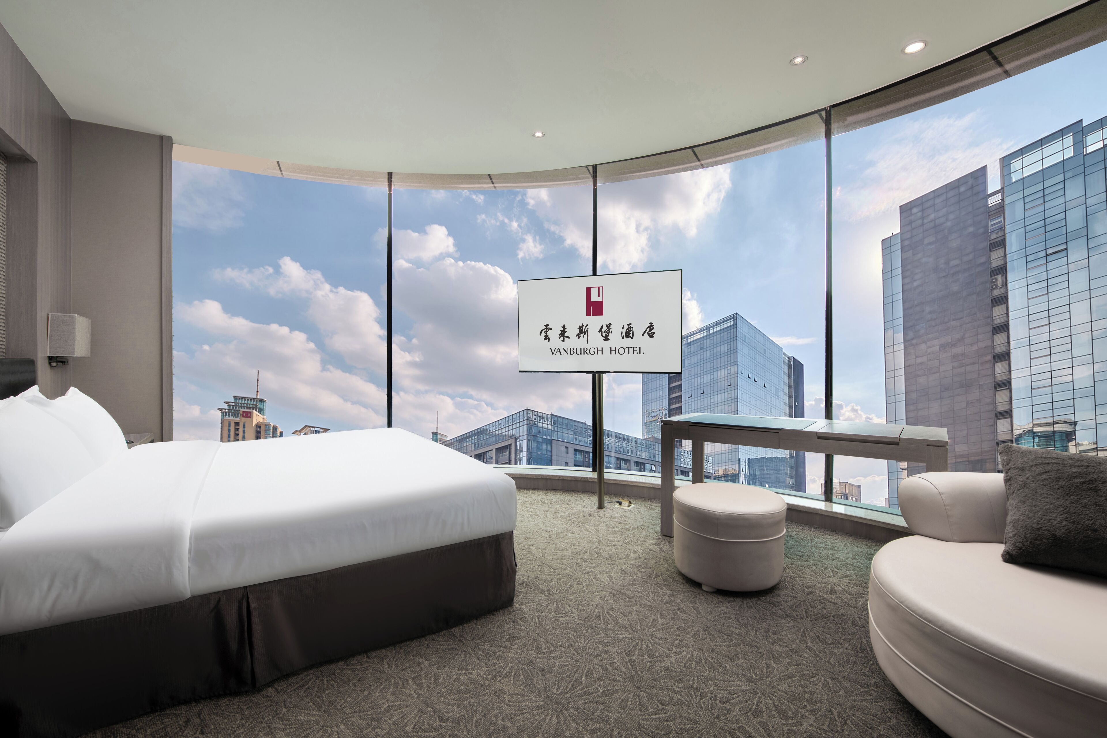 Business Suite | In-room safe, desk, blackout drapes, iron/ironing board