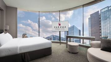 Business Suite | In-room safe, desk, blackout curtains, iron/ironing board