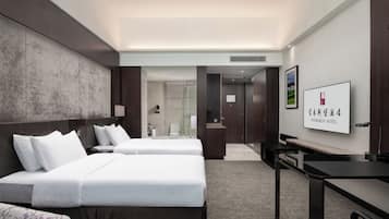 Quarto duplo empresarial | Cofres nos quartos, escrivaninha, cortinas blackout