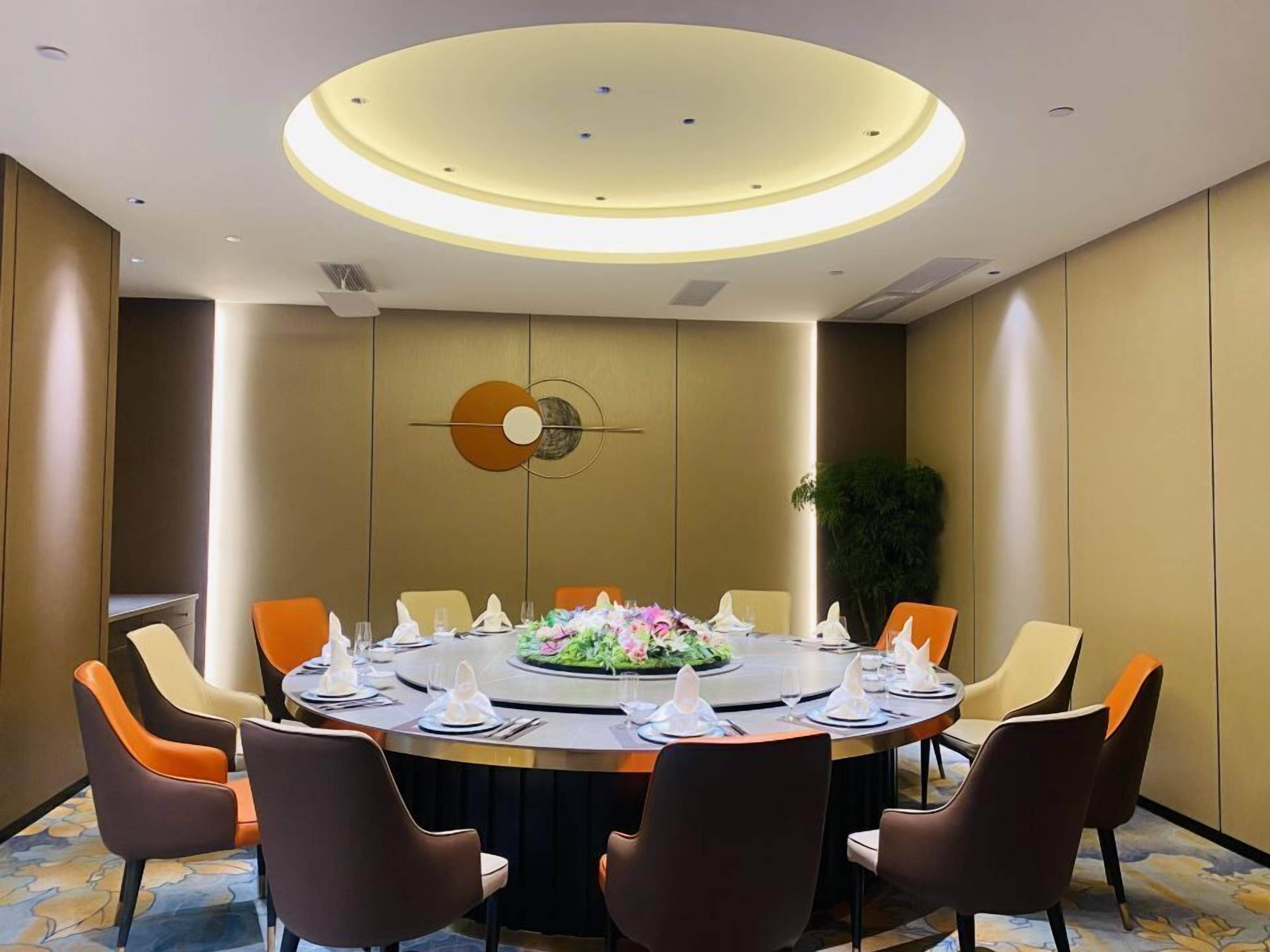 breakfast, lunch, dinner served; chinese cuisine