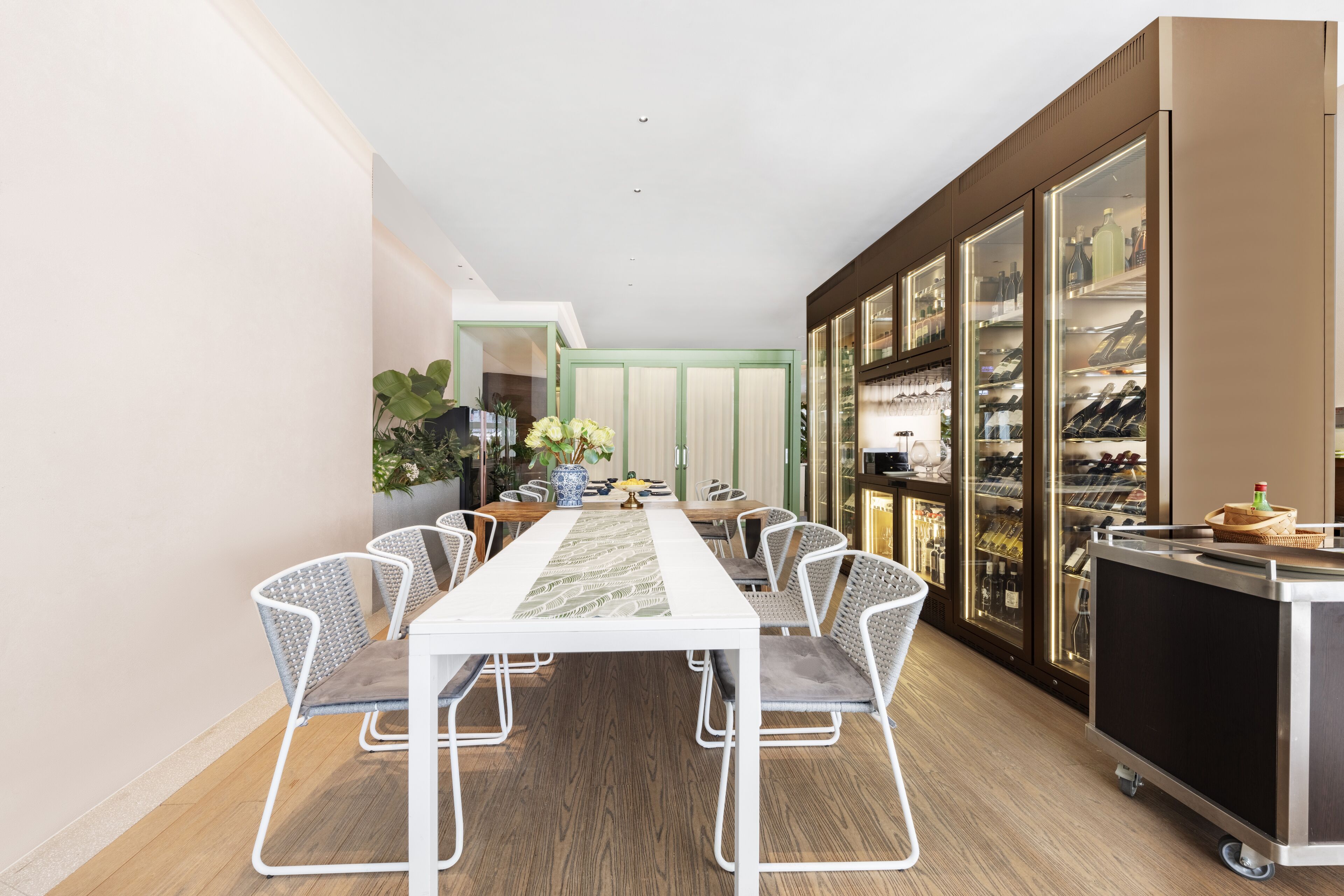 breakfast, lunch, dinner served; chinese cuisine