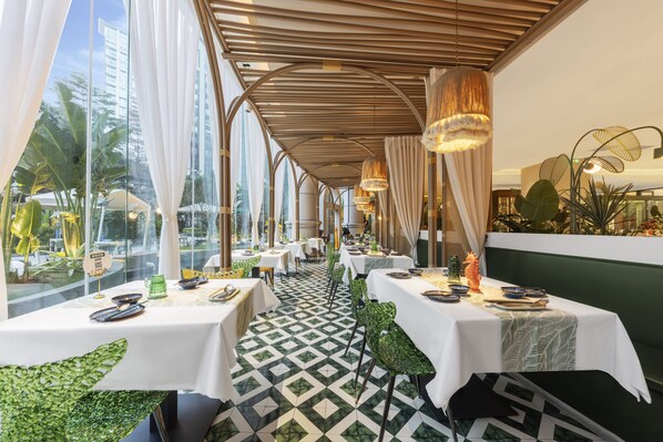 Breakfast, lunch, dinner served; Chinese cuisine 