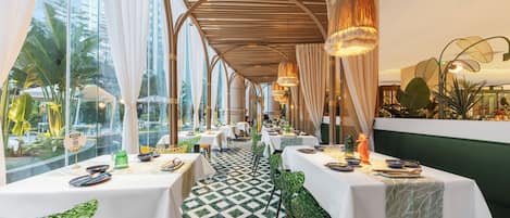 Daily buffet breakfast (CNY 100 per person)