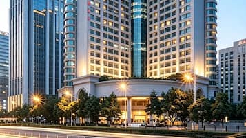 Un hotel de gran altura con un diseño arquitectónico moderno, que presenta una fachada curva destacada y varios pisos.