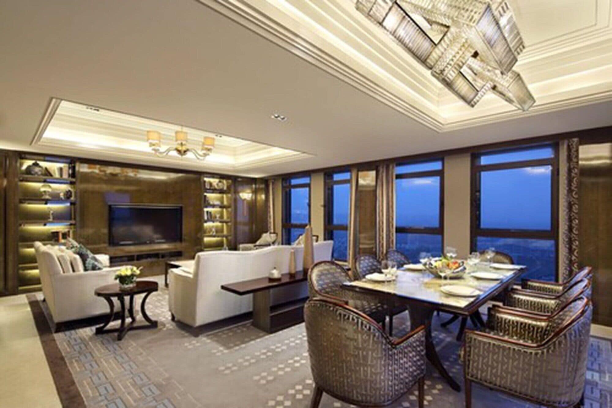 2 間餐廳；供應早餐、午餐、晚餐；中國菜