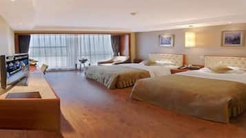 مأكولات ومشروبات مجانية في الميني بار ومكتب ومساحة عمل للكمبيوتر المحمول