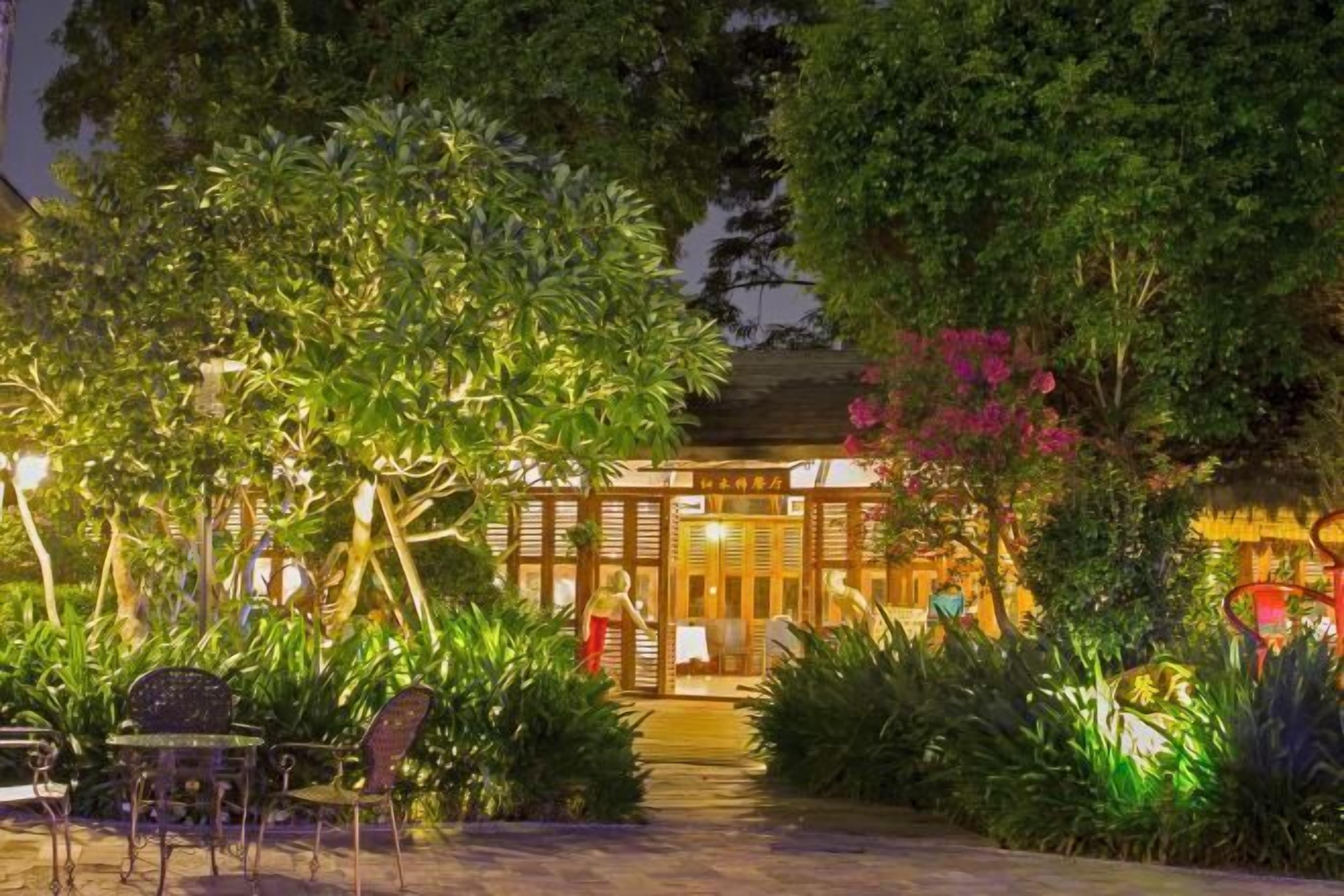 供应早餐、午餐和晚餐，中国菜