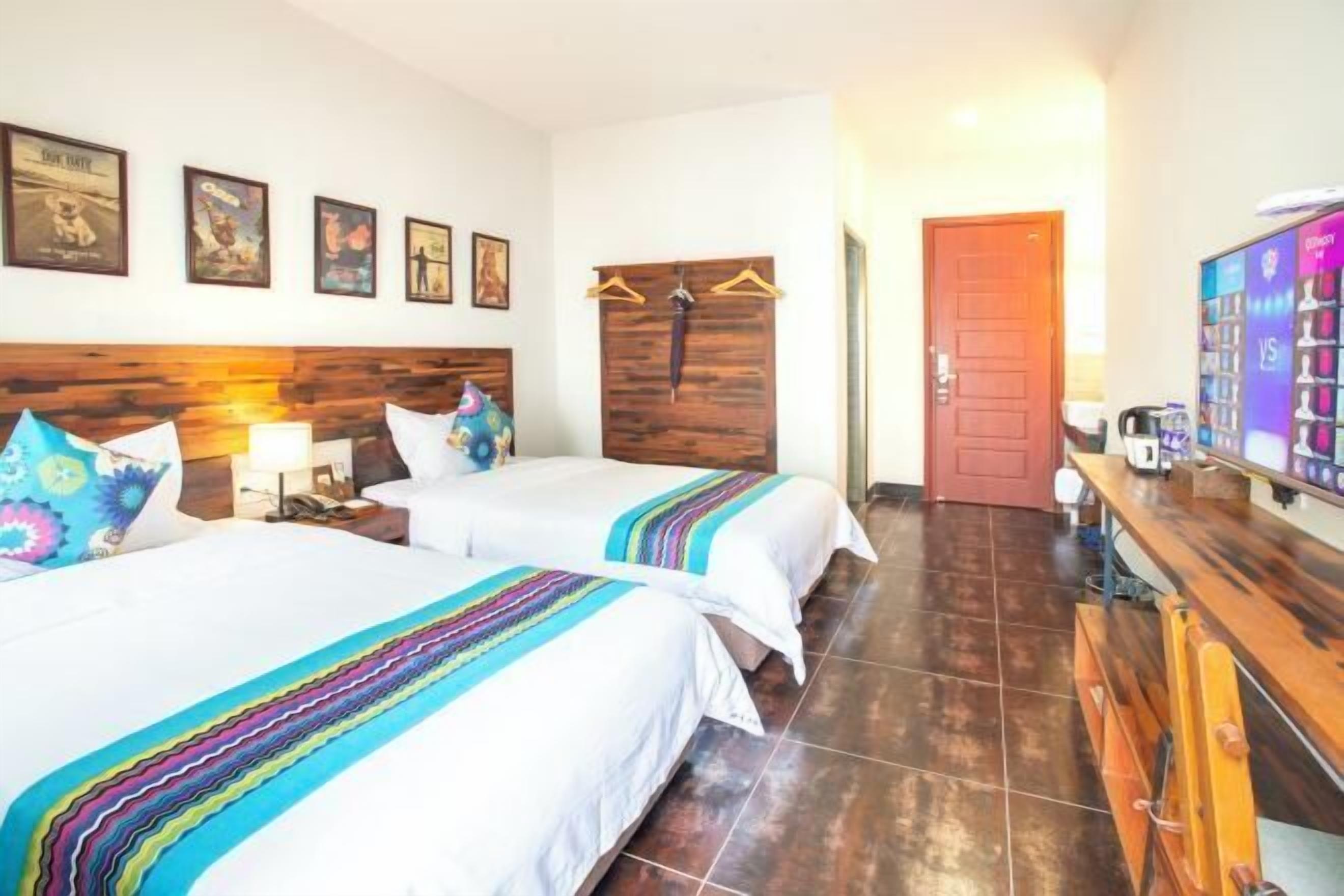 Työpöytä, ilmainen kiinteä internetyhteys