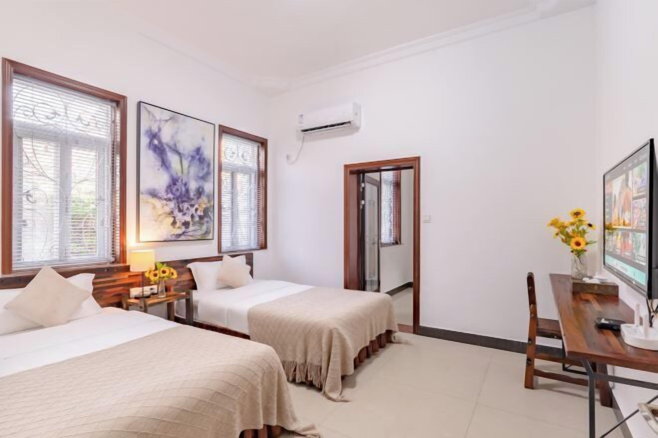 Desk, free wired Internet