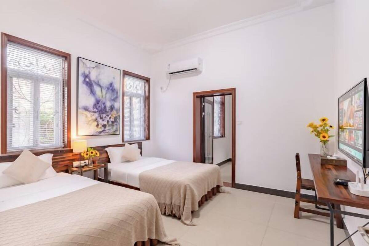 Desk, free wired Internet