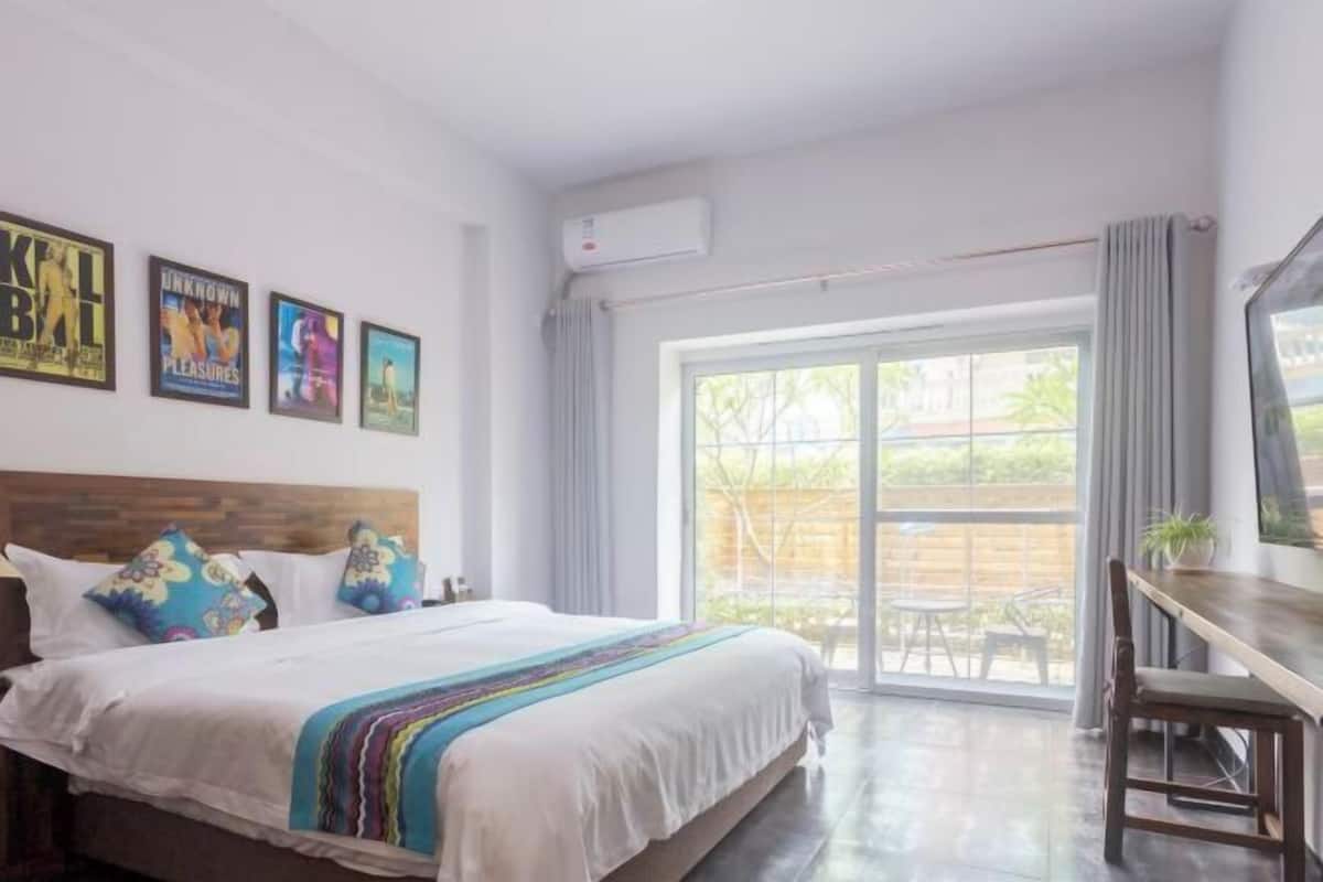 Desk, free wired Internet