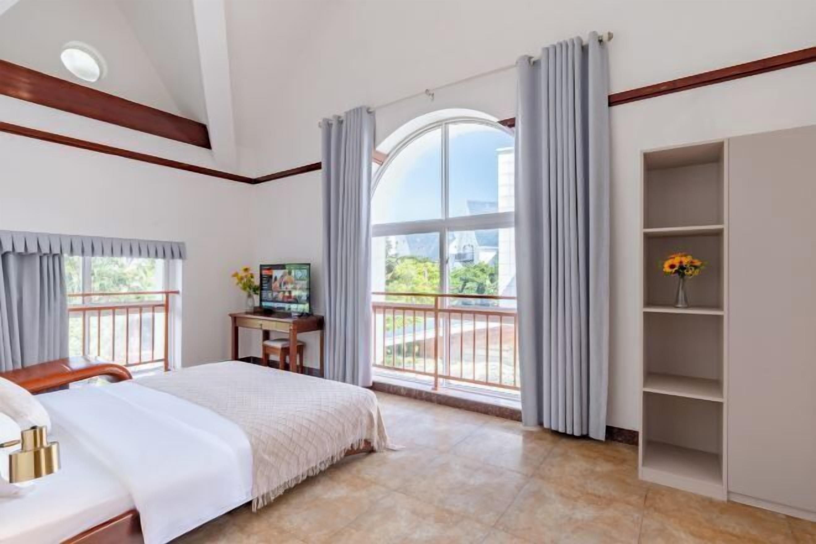 Desk, free wired Internet