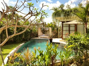Outdoor pool, pool umbrellas, sun loungers - Villa Sahaja (Kerobokan)