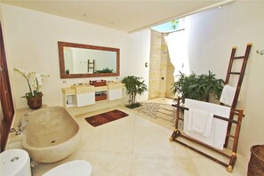 Separate tub and shower, rainfall showerhead, hair dryer, towels - Villa Sahaja (Kerobokan)