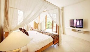 Premium bedding, down duvets, Select Comfort beds, in-room safe - Villa Sahaja (Kerobokan)