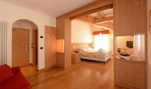 In-room safe, desk, soundproofing, free WiFi
