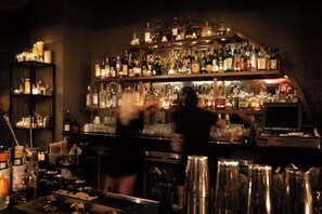 2 bars/lounges, cocktail bar - Ambassador Hotel Wichita, Autograph Collection (Wichita)