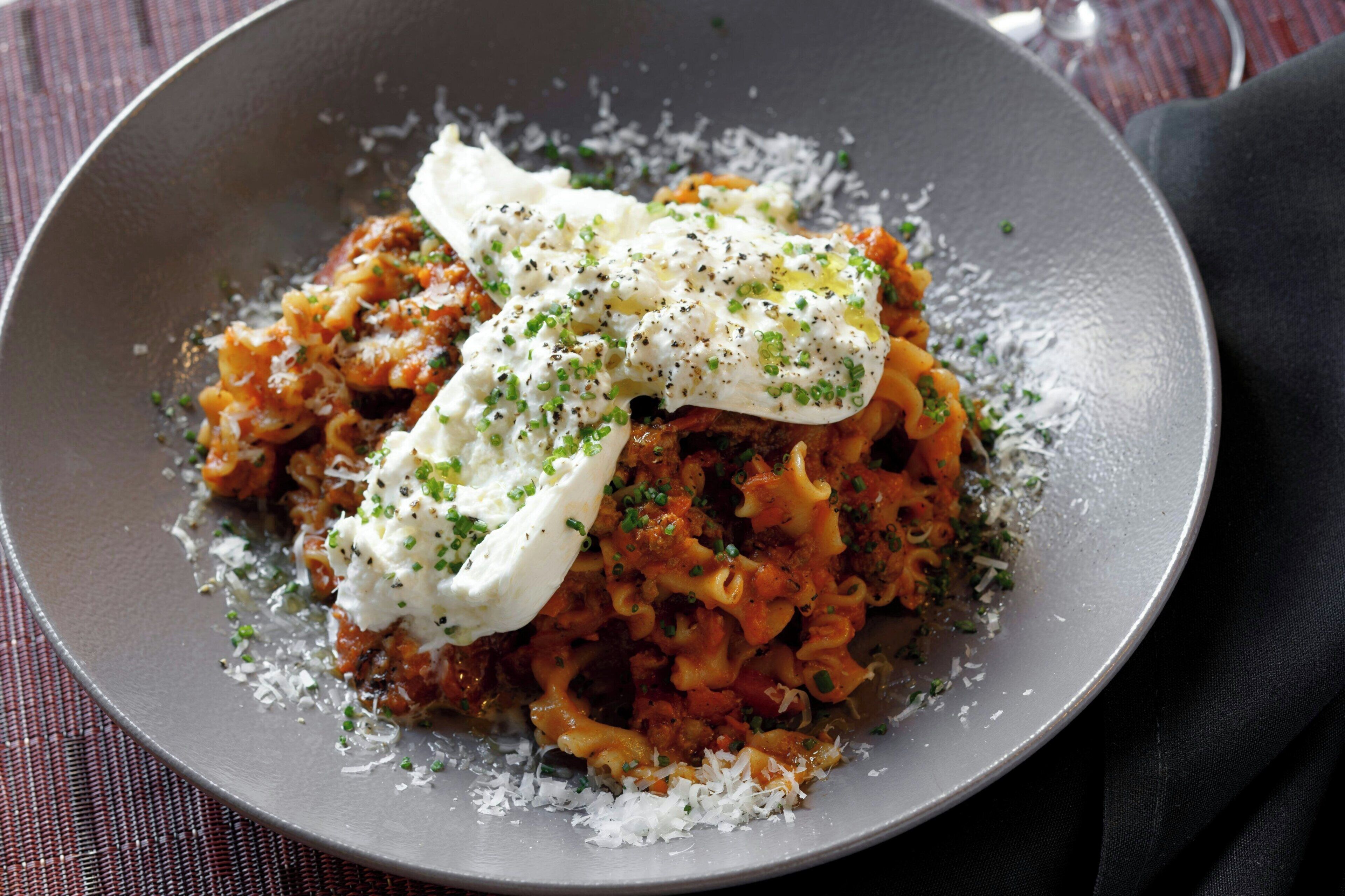 Un piatto di pasta con salsa cremosa ed erbe aromatiche.