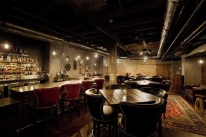 供應早餐、午餐及晚餐