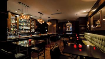 2 bars/lounges, cocktail bar