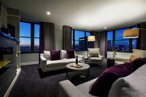 Room, 1 Bedroom (View) | Living area | Flat-screen TV, iPod dock