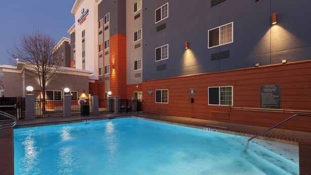 Un hôtel doté d’une piscine, d’un espace abrité et d’un panneau indiquant les règles d’utilisation de la piscine.