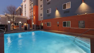 Alberca al aire libre y camastros