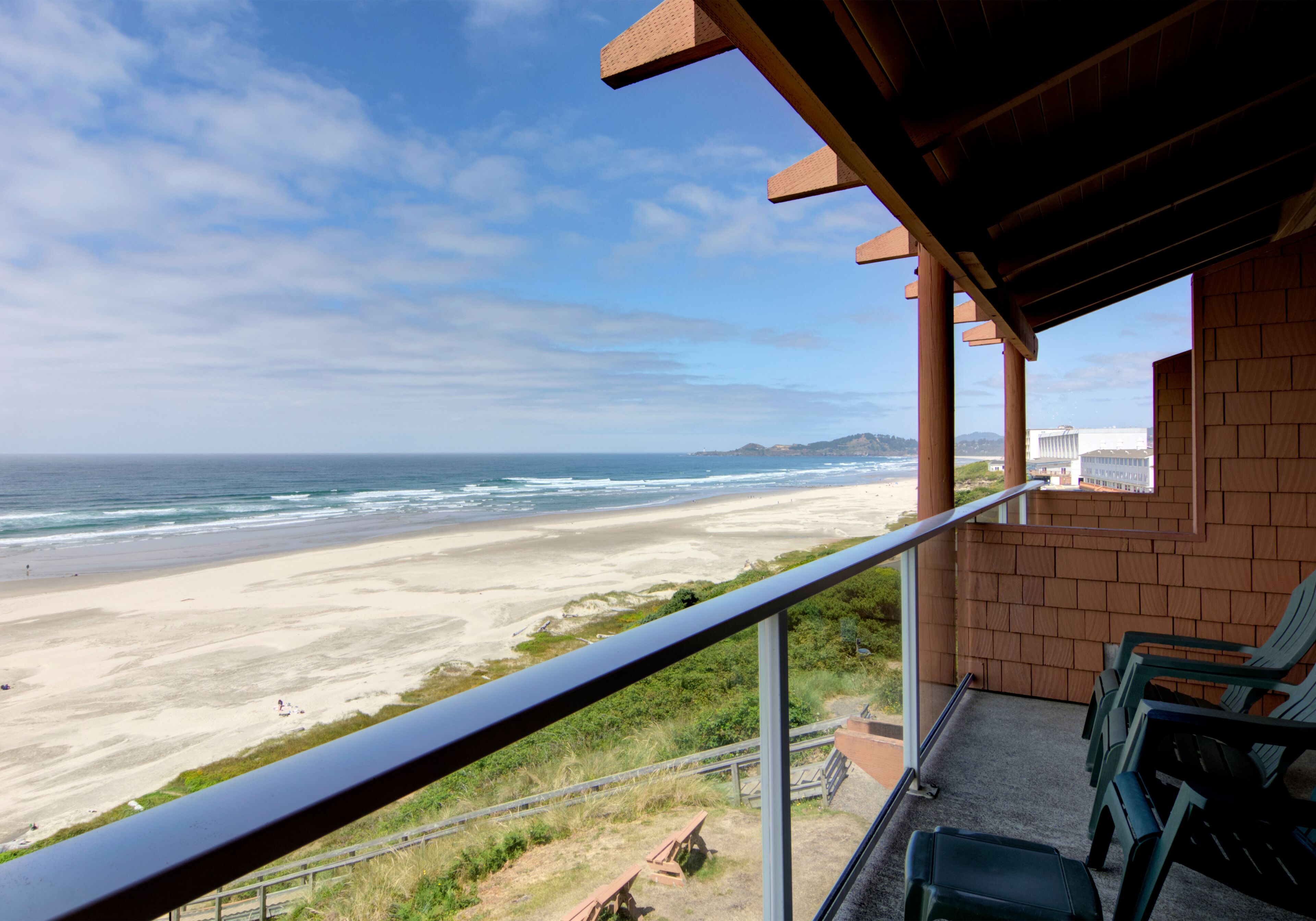 Un balcón con vista a la playa y al océano.