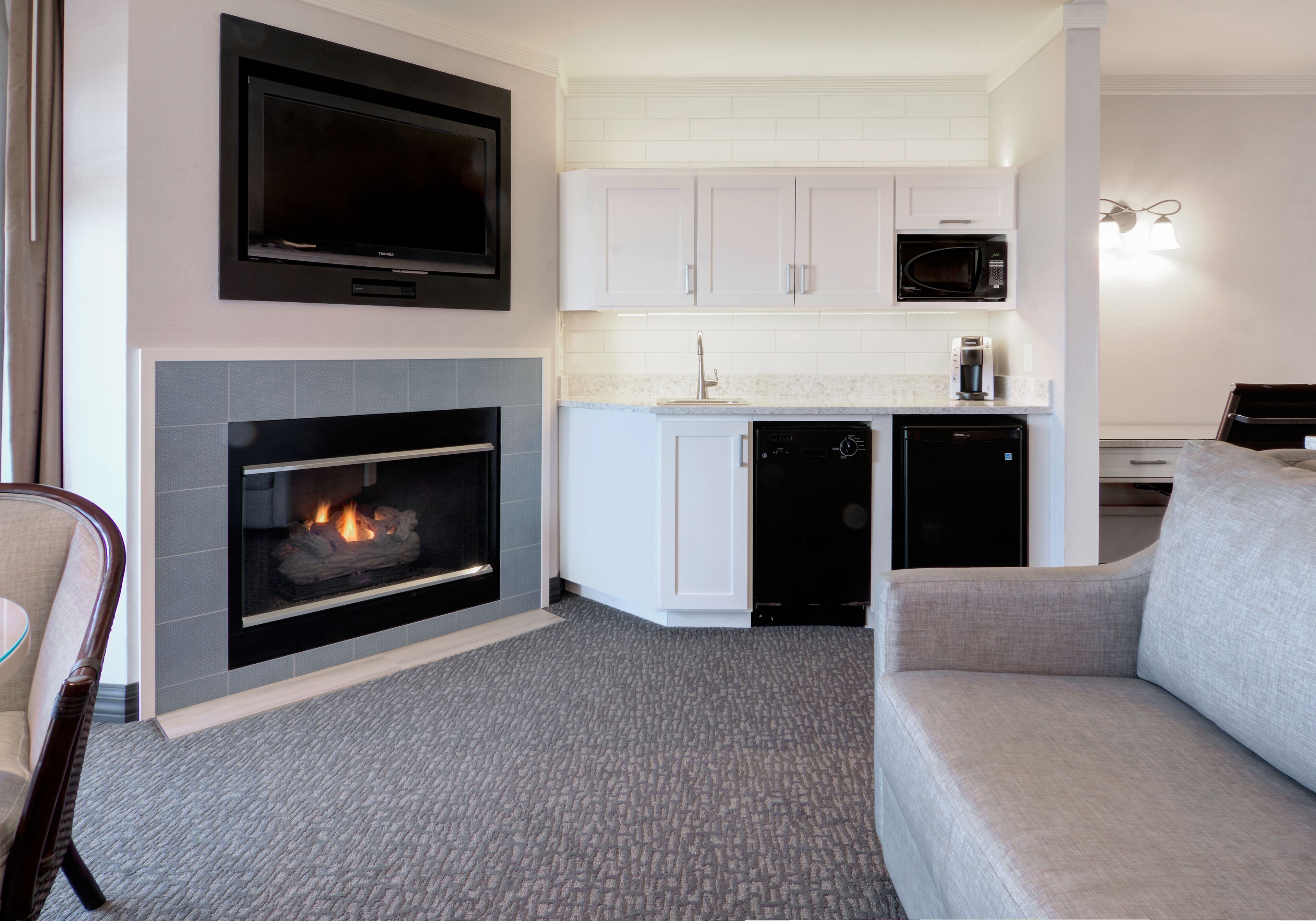 flat-screen tv, dvd player