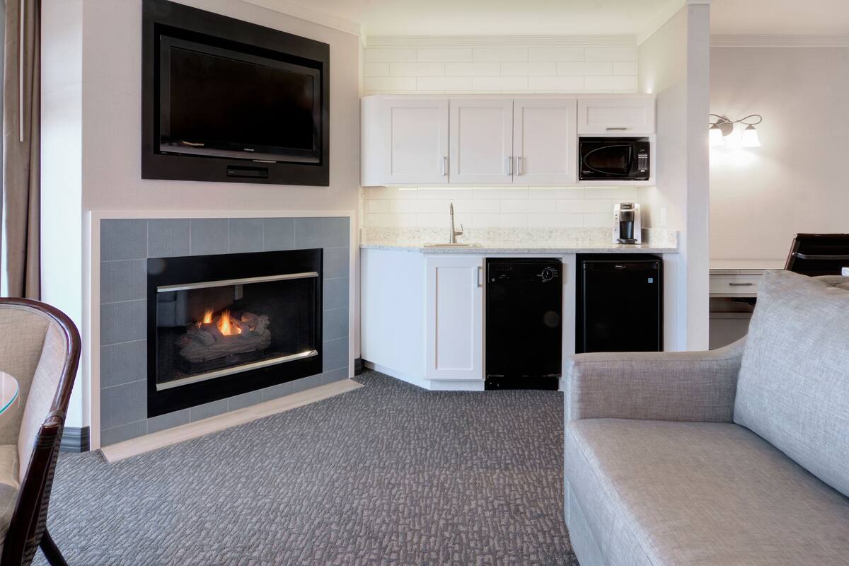 flat-screen tv, dvd player