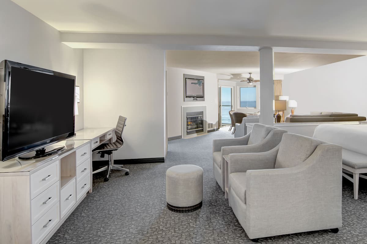 ADMK Admirals King Spa Kitchen Suite (No Pets Allowed) | Desk, blackout drapes, iron/ironing board, WiFi (free)