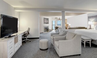 ADMK Admirals King Spa Kitchen Suite (No Pets Allowed) | Individually decorated, desk, blackout drapes, iron/ironing board