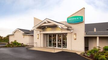 Breakfast, lunch, dinner served; ocean views