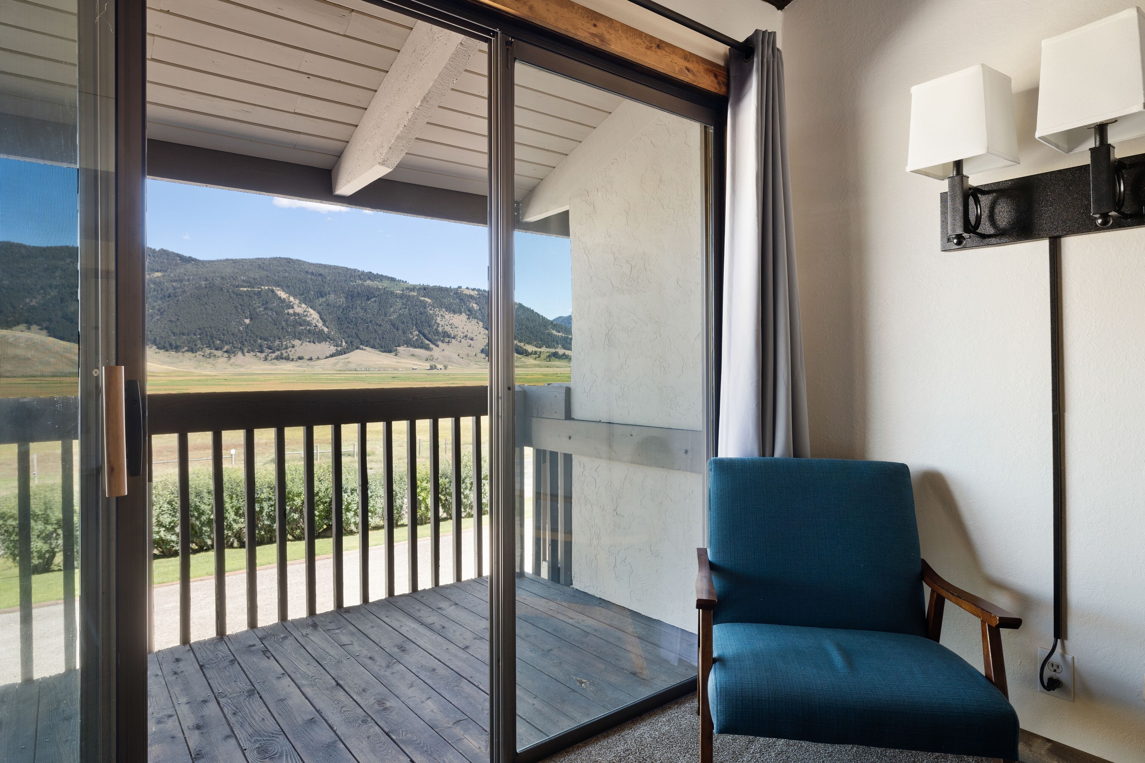 Large Deluxe, Balcony, Kitchenette, 2 Queen | Utsikt från rummet