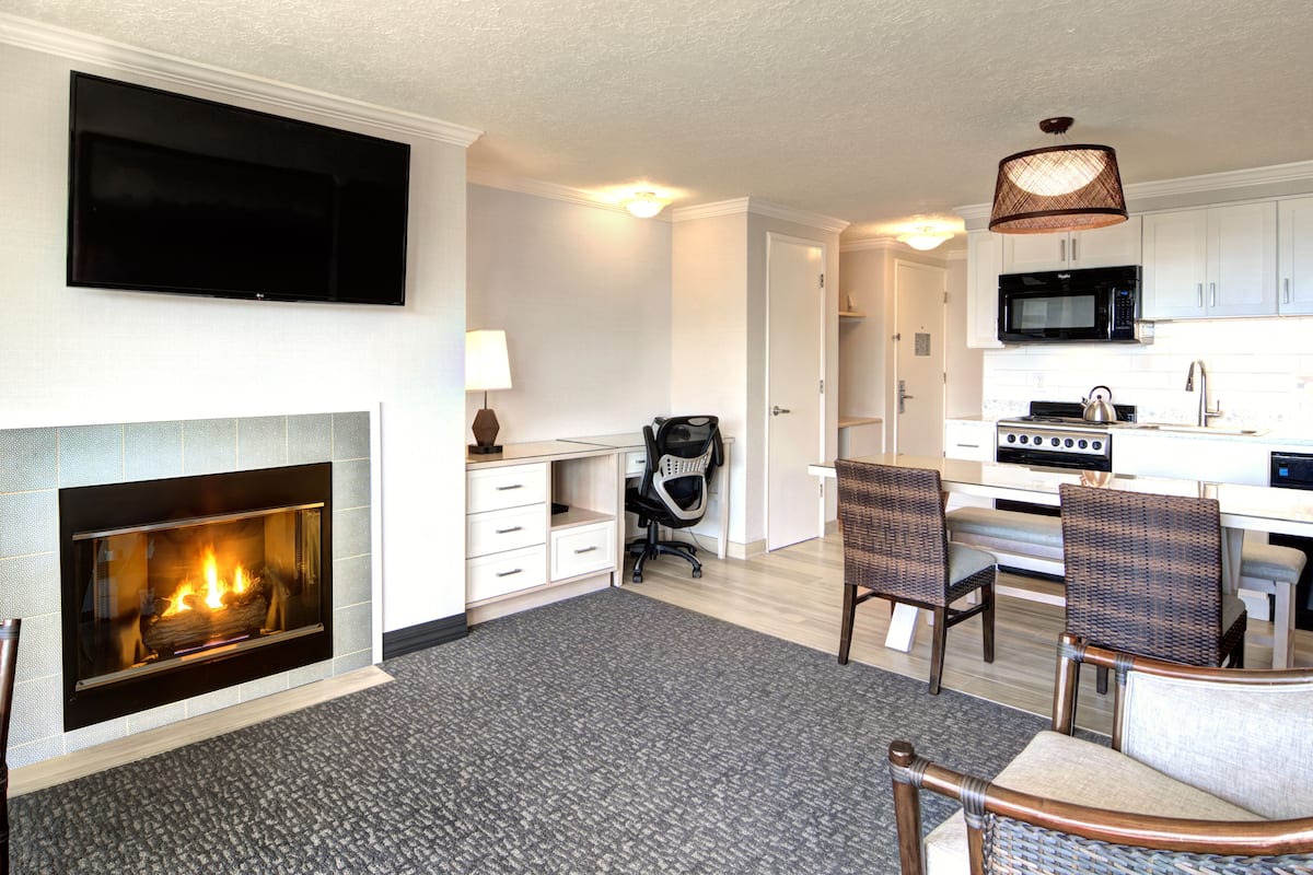 fridge, microwave, coffee/tea maker