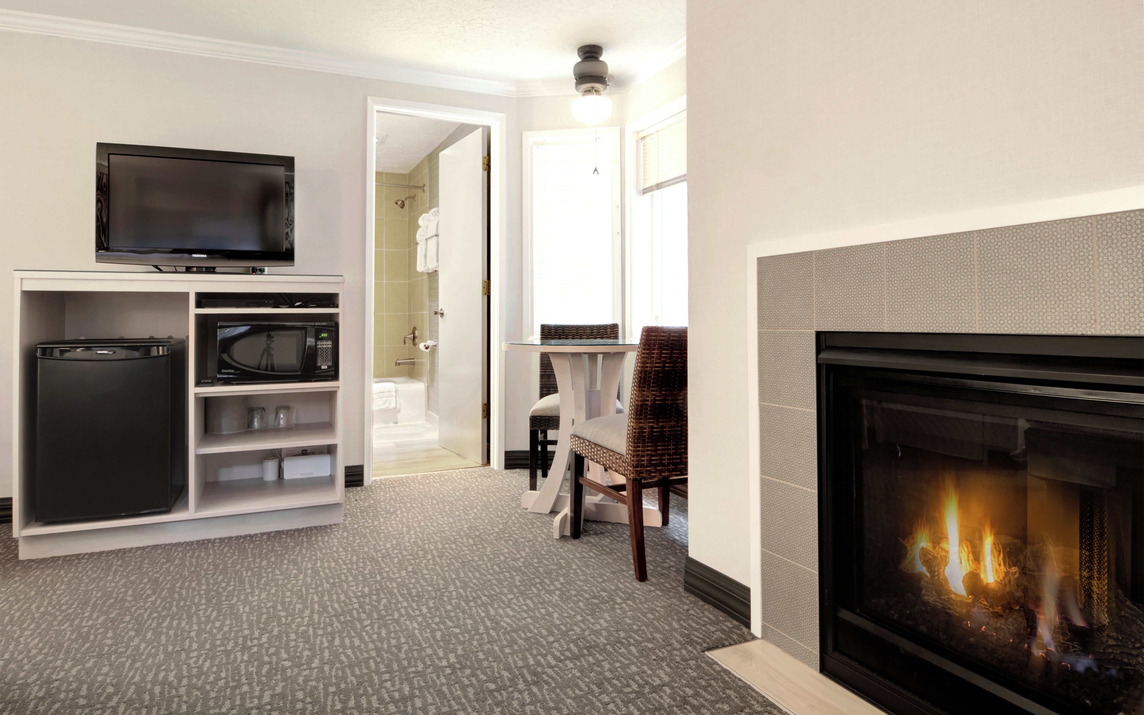 Tabla de planchar con plancha, wifi gratis, ropa de cama