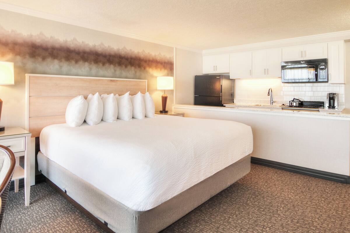 Oceanfront King Studio W/Kitchen Non Pet | Iron/ironing board, WiFi (free), bed sheets