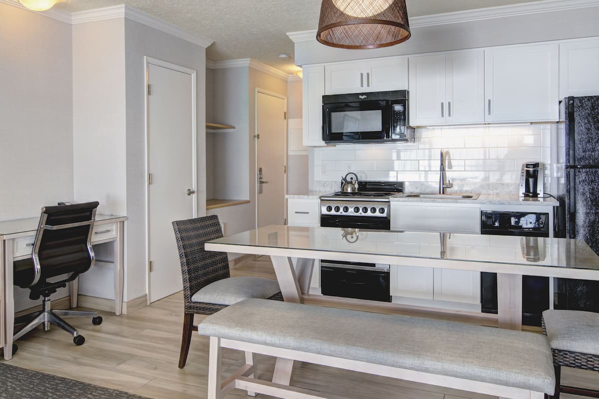 oceanfront 1 bdrm w/kitchen non pet with king/queen sico bed | in-room dining