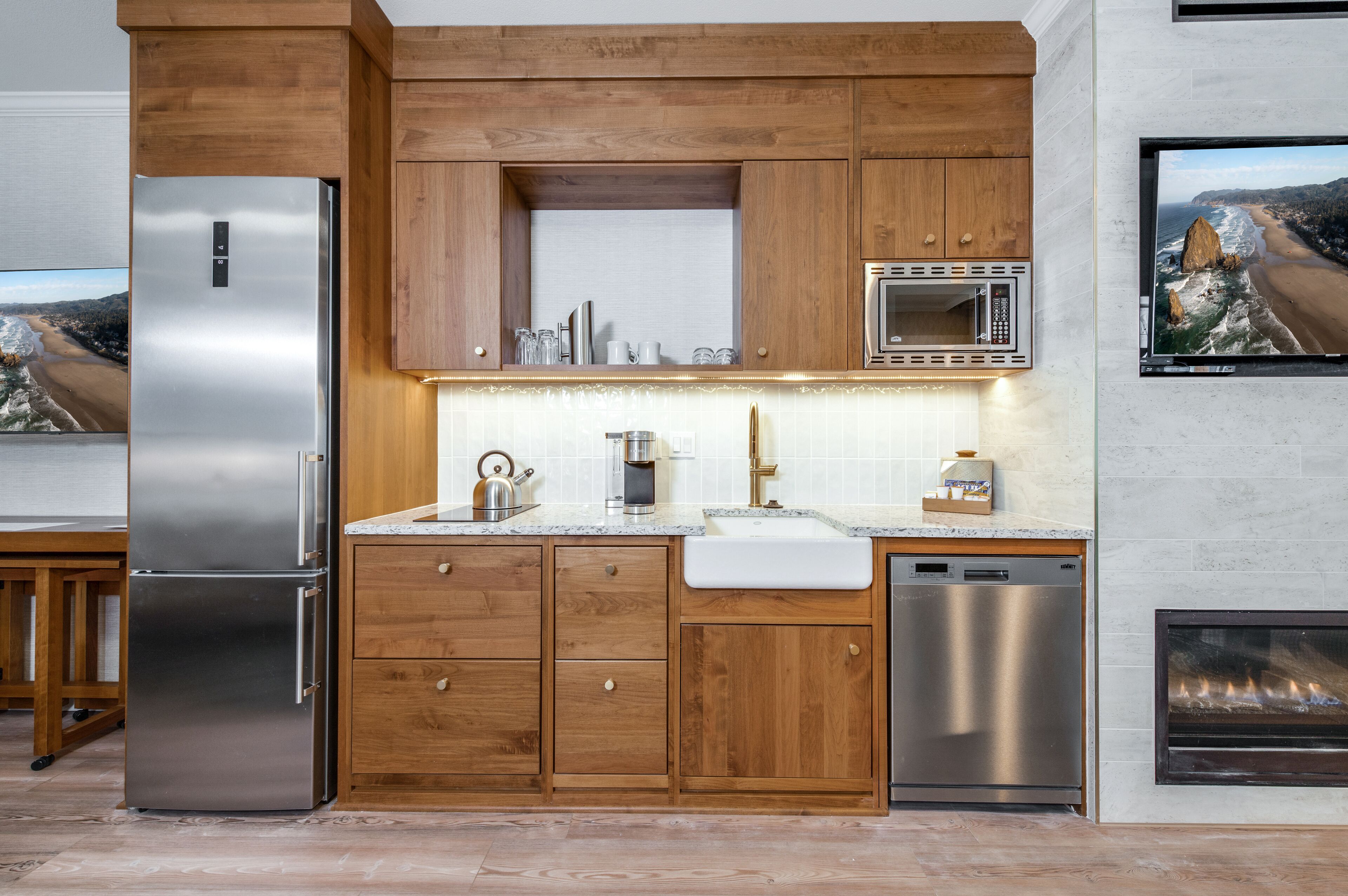 fridge, microwave, coffee/tea maker