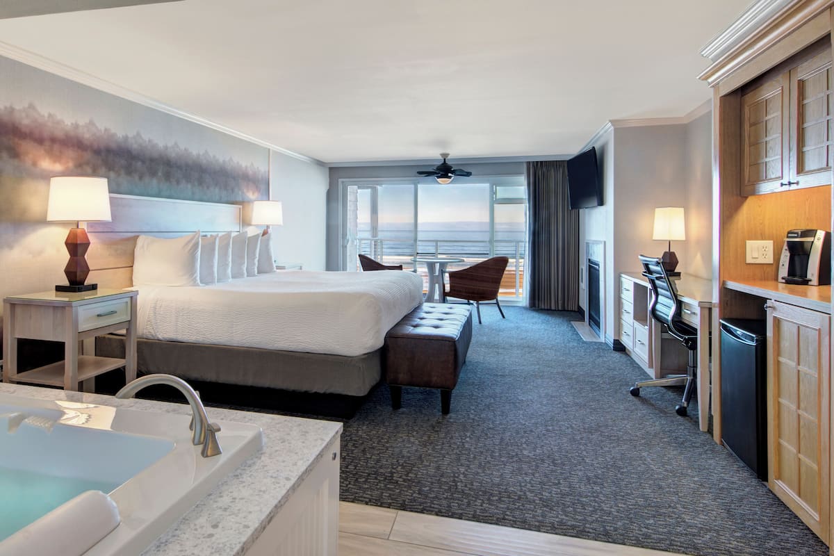 Oceanfront King Spa Non Pet | 1 bedroom, iron/ironing board, free WiFi, bed sheets