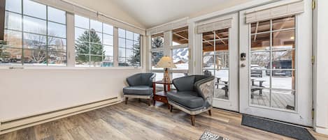 Studio Suite, 1 King Bed, Park View | Iron/ironing board, free WiFi, bed sheets