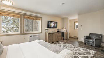 Deluxe Room, 1 King Bed | Iron/ironing board, free WiFi, bed sheets