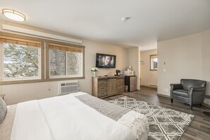 Deluxe Room, 1 King Bed | Iron/ironing board, free WiFi, bed sheets