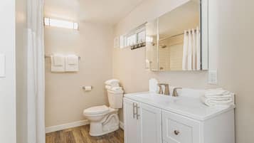 Studio Suite, 1 King Bed, Park View | Bathroom | Combined shower/tub, free toiletries, hair dryer, towels