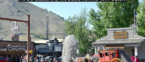 A town square with a stage stop building, a cowboy hat decoration, and a horse-drawn carriage.
